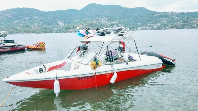 Lancha en lago de valte