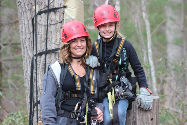 Preparadas para la tirolina en el bosque