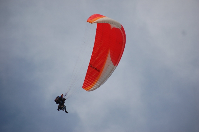 Disfrutando del vuelo en parapente
