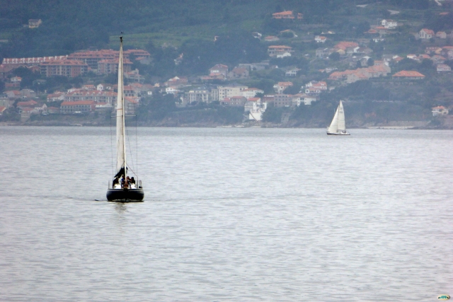 Velero navegando en aguas tranquilas