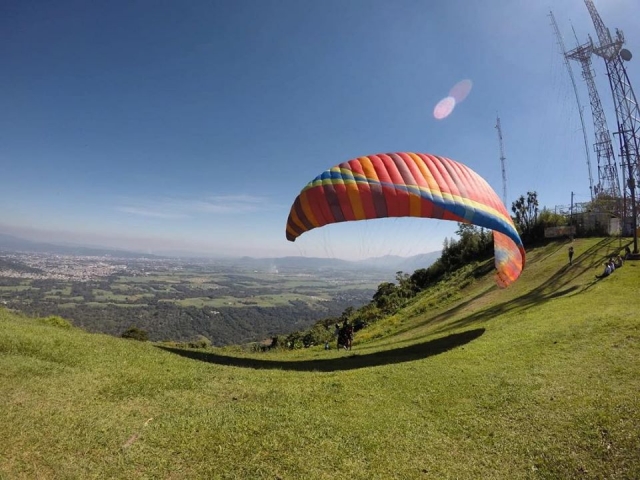 Montaña de las antenas con parapente