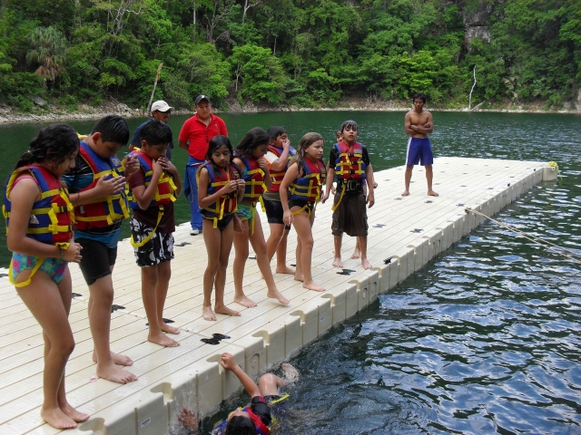 Niños disfrutando de la zona para nadar