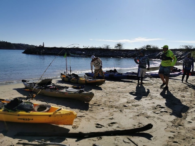 Preparando los kayaks