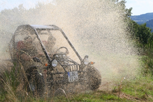 Aventura conduciendo un buggy