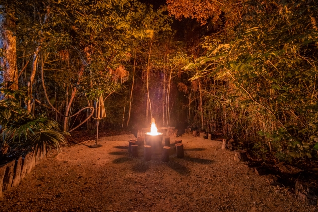 Por la noche disfruta de una mágica fogata