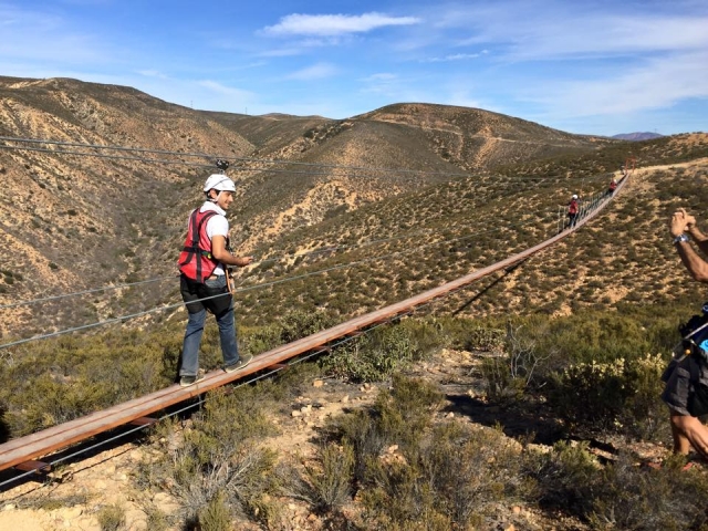 Diviértete en el puente colgante 