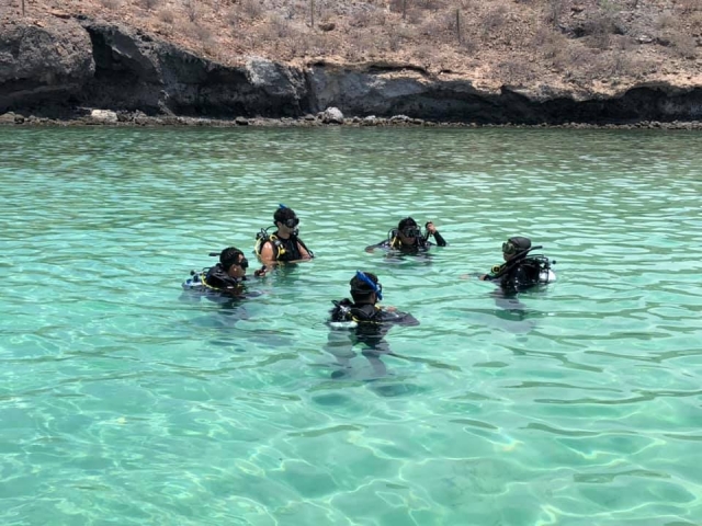 Aprendiendo técnicas de buceo 