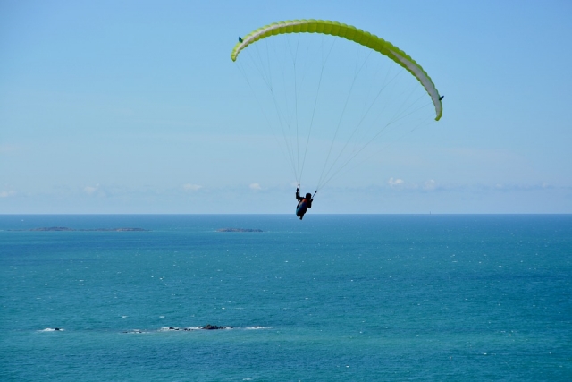 Vuelo en parapente sobre el Océano Pacífico