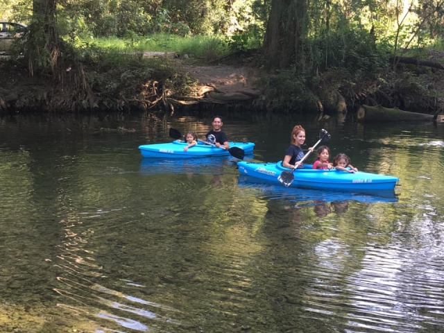 Remando por el río