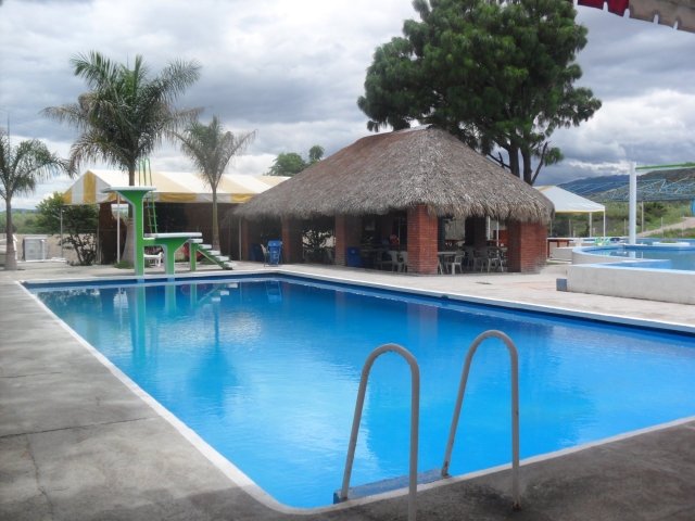 Palapa y piscina