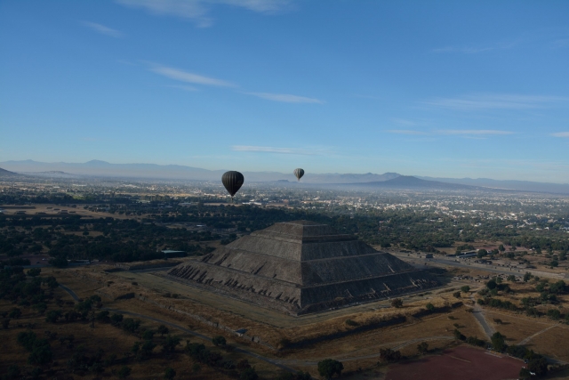 Horizonte con globos y pirámide