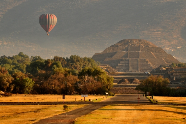 Globo sobre pirámide