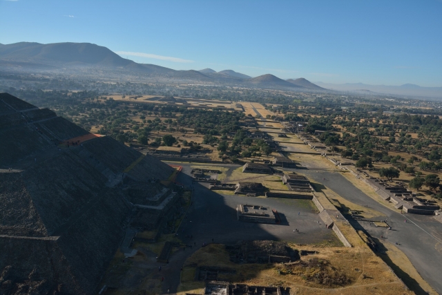 Vista hacia las pirámides