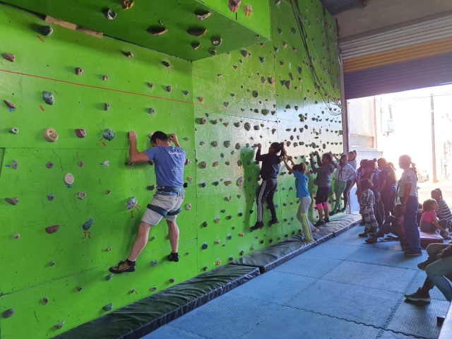 Alumnos de escalada en el rocódromo 