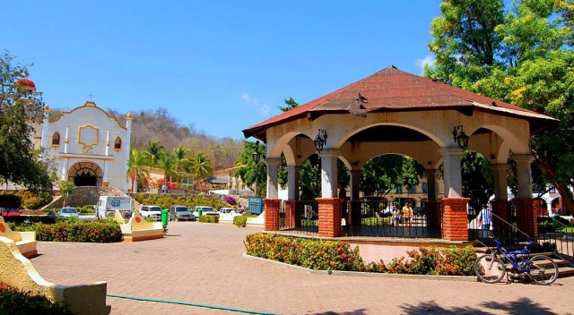 Visita la plaza del pueblo