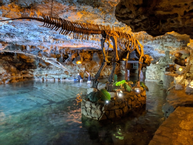 Cuevas ancestrales en Xplor Park