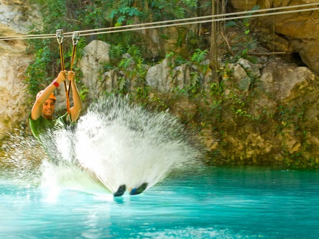 Tirolina en Xplor Park