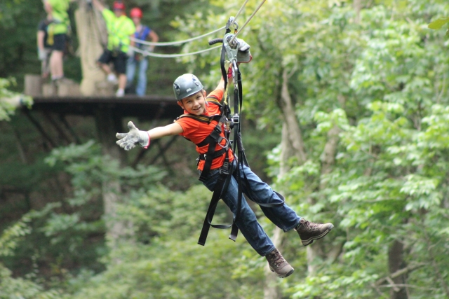 Feliz volando en tirolesa