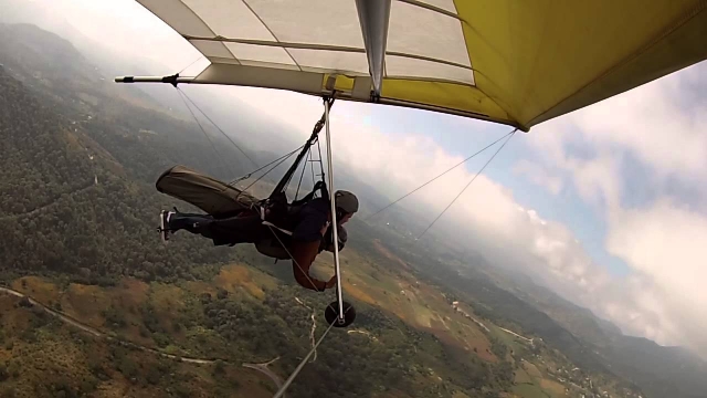 Ala delta sobre valte de bravo