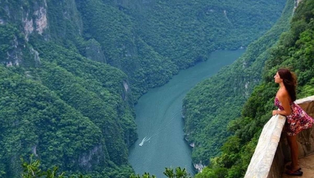 Apreciando el barranco del sumidero
