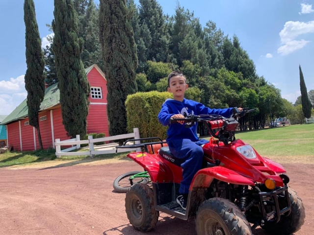 Trae a tu hijo para dar una vuelta en quad