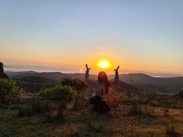Observas el amanecer desde la montaña en San Luis Potosí