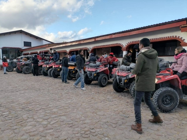 Encuentras en plaza del centro de Creel