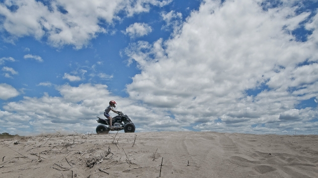 Conduciendo una moto en la playa