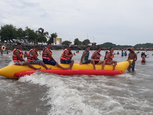 Amigos en banana boat Playa Linda