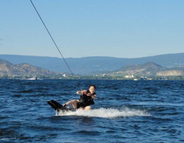 Practica esquí acuático en Playa Linda