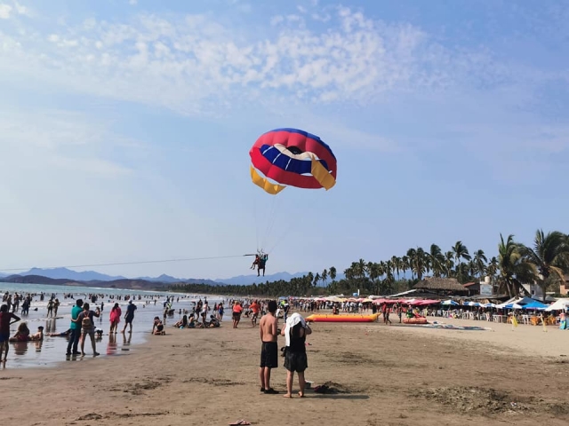 Parascending Playa Linda en Ixtapa Zihuatanejo