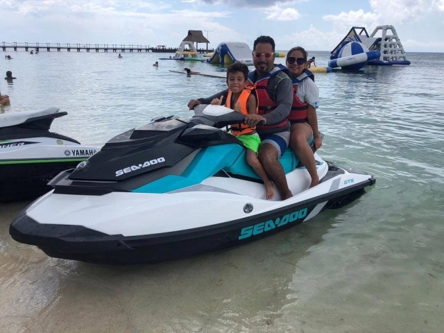 Disfruta en familia un paseo en moto de agua en Cozumel