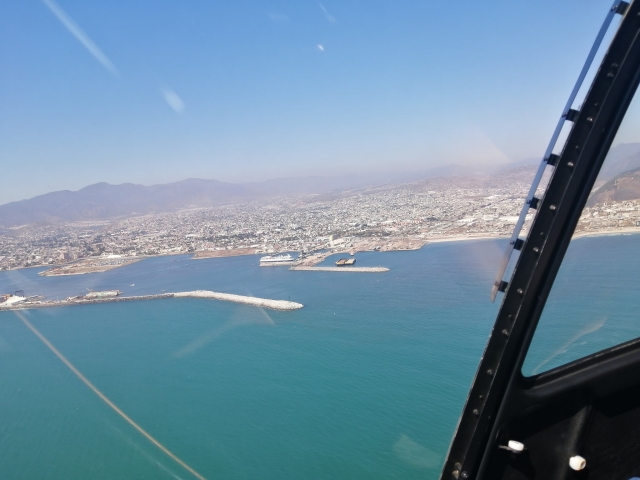 En el mar la vida es más sabrosa y que mejor que volar sobre la costa.