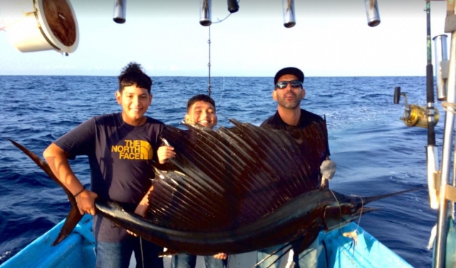 Pesca deportivas en familia en Barra de Navidad