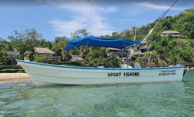 Lancha en laguna de Barra de Navidad
