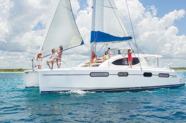 Paseando en catamarán