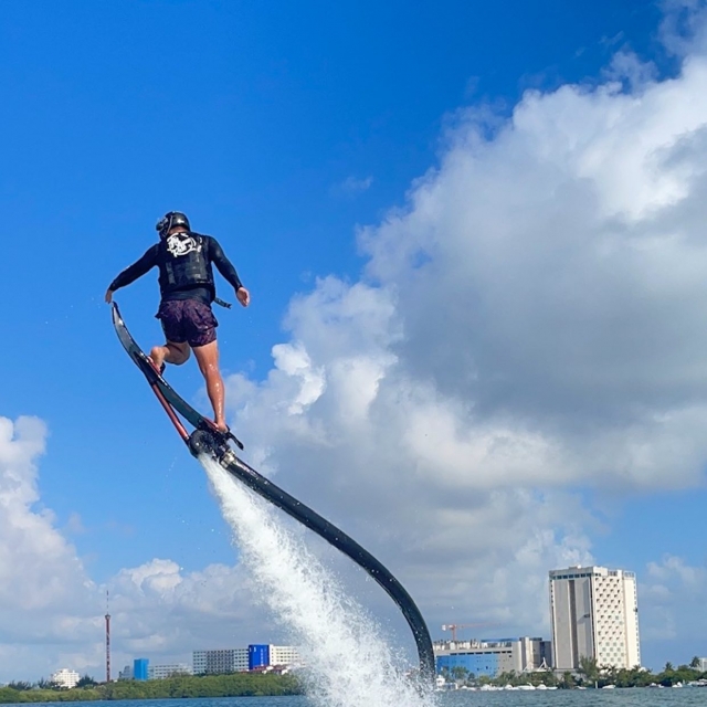 Elevándose en una tabla sobre el agua