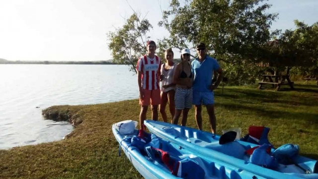 Pasea en kayak en la laguna