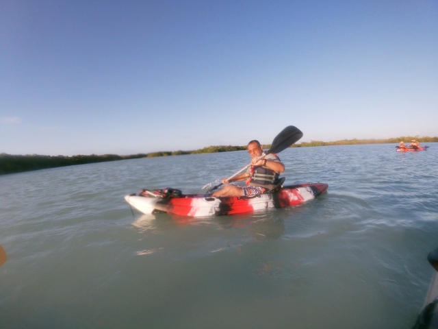 Remando en kayak individual