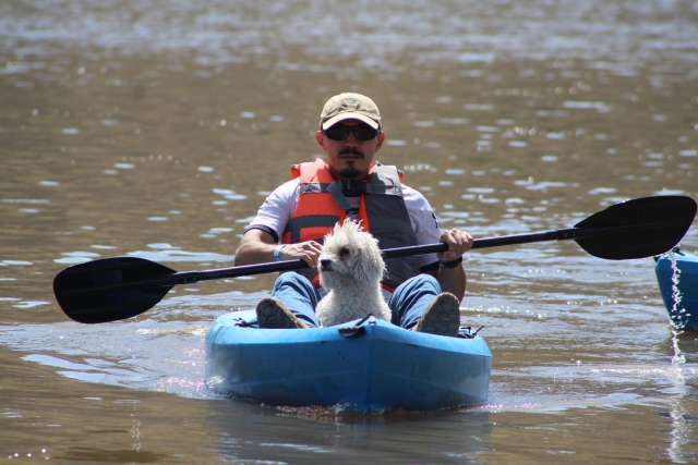 Remando en kayak con mascota