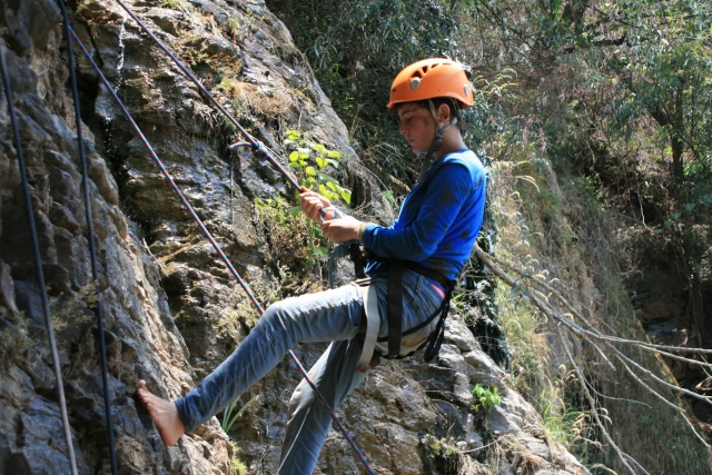 Bajando por la roca