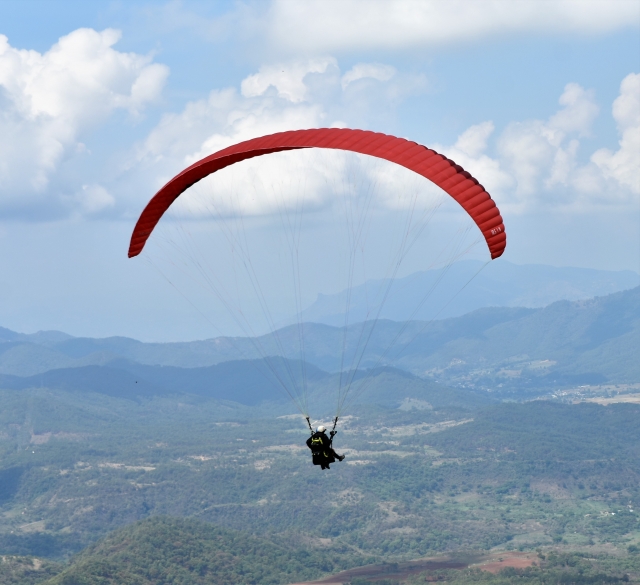 Sobrevolando en parapente