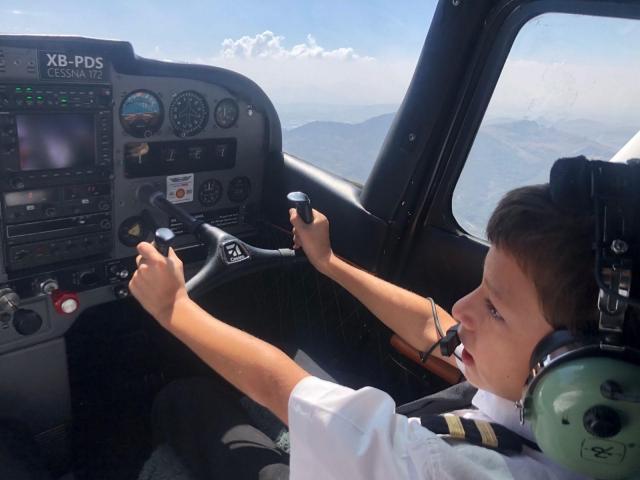 Niño aprendiendo a pilotar