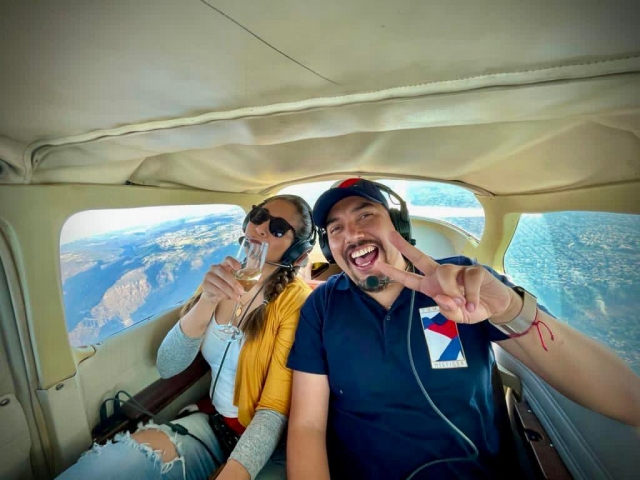 Disfrutando de un vuelo en pareja