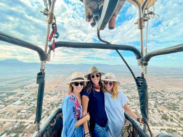 Felices en el paseo en globo