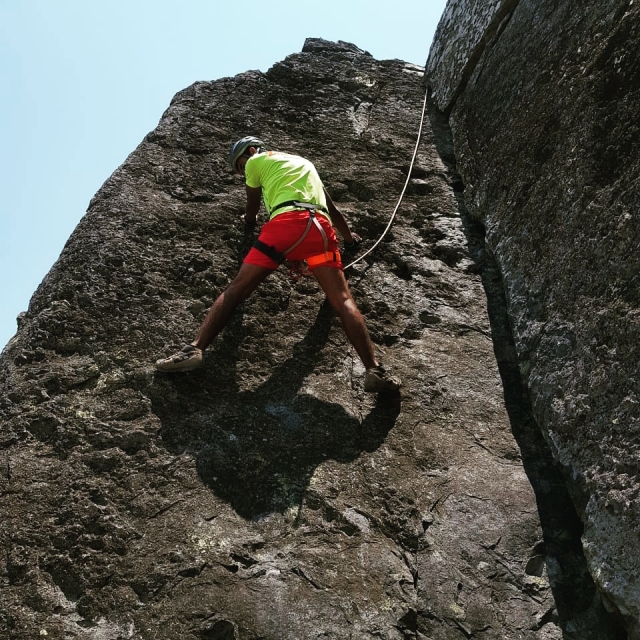 Rappeleando en muro natural