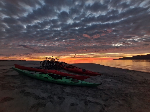 Kayaks y atardecer