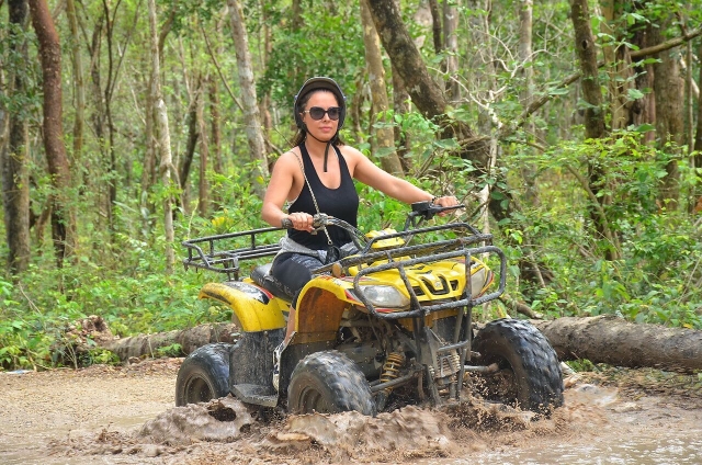 Quad entre agua