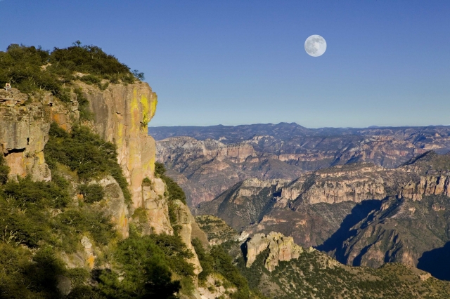 Barrancas y luna