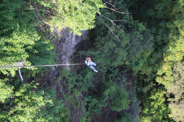 Rappel en medio de la naturaleza